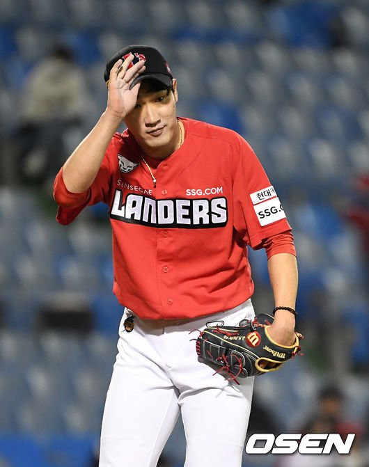 28일 오후 대전 한화생명이글스파크에서 ‘2021 신한은행 SOL KBO리그’ 한화 이글스와 SSG 랜더스의 경기가 열렸다.5회말 1사에서 SSG 박종훈이 한화 힐리에 사구를 허용하며 미안함을 표시하고 있다. 2021.05.28 /jpnews@osen.co.kr