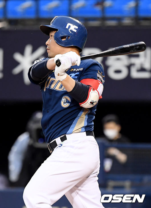 3회초 NC 선두타자 양의지가 중전 2루타를 때려내고 있다. /cej@osen.co.kr