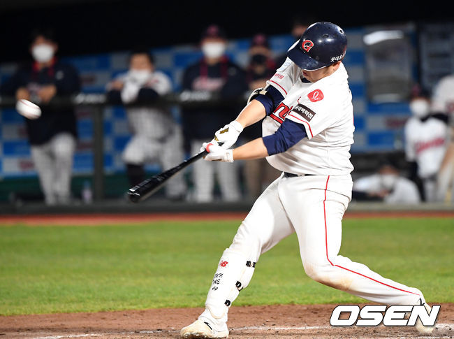 16일 오후 부산 사직야구장에서 ’2021 신한은행 SOL KBO 리그' 롯데 자이언츠와 삼성 라이온즈의 경기가 열렸다.8회말 1사 1,2루에서 롯데 김준태가 우중월 스리런 홈런을 치고 있다. /sunday@osen.co.kr
