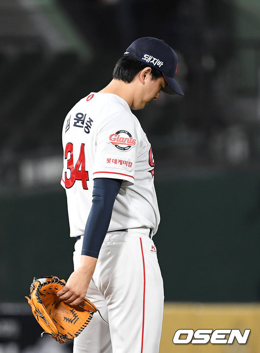 8회초 무사 1,2루에서 롯데 김원중이 SSG 최정에게 좌중월 스리런 홈런을 허용하고 아쉬워하고 있다. /sunday@osen.co.kr