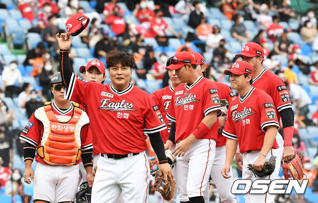 4번타자 1루수로 선발 출장한 한화 김태균이 교체되며 팬들에게 인사를 하고 있다. 2021.05.29 /jpnews@osen.co.kr