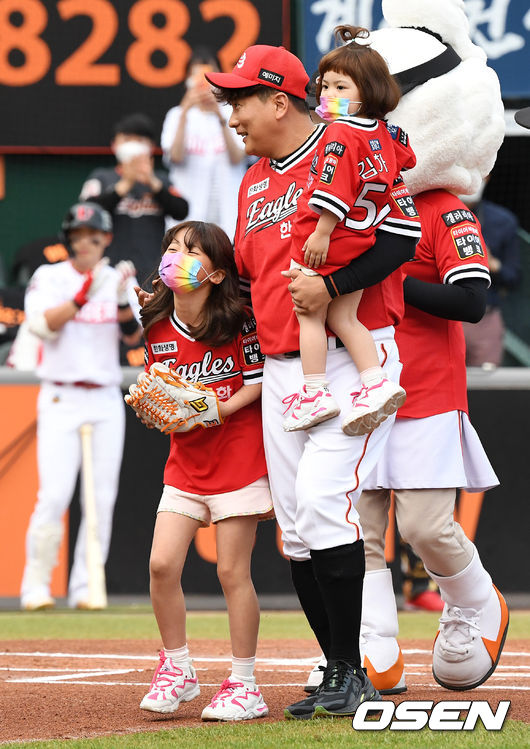 한화 김태균이 두 딸(김효린, 김하린 양)과 시구 시타 행사를 마치고 즐거워하고 있다. 2021.05.29 /jpnews@osen.co.kr