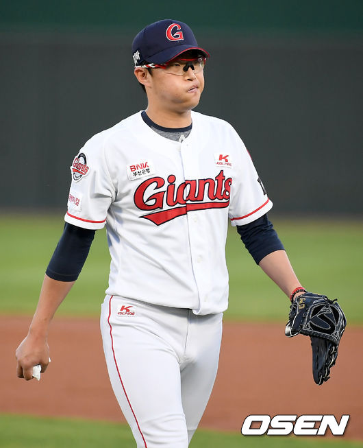 30일 오후 부산 사직야구장에서 '2021 신한은행 SOL KBO리그' 롯데 자이언츠와 한화 이글스의 경기가 열렸다.1회초 종료 후 롯데 선발 박세웅이 더그아웃으로 이동하고 있다./ksl0919@osen.co.kr