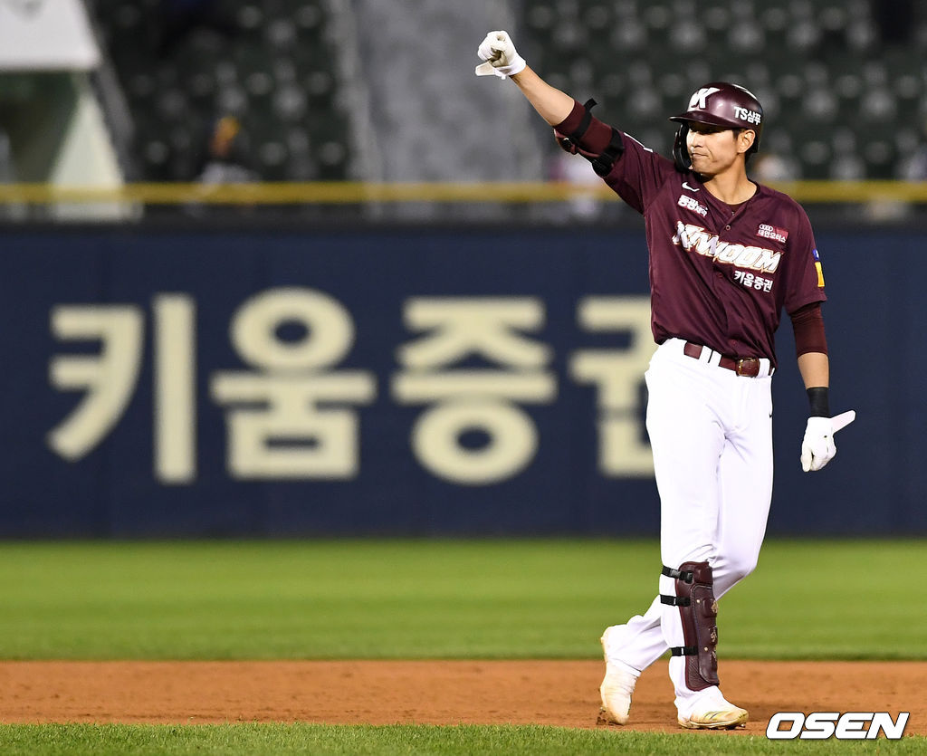 9회초 무사 1, 2루 상황 키움 이정후가 달아나는 좌측 2타점 2루타를 날리고 2루에 안착해 기뻐하고 있다. 2021.05.29 / dreamer@osen.co.kr