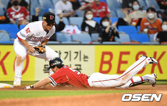 6회말 1사에서 한화 정은원이 우중간 3루타를 날리고 SSG 김찬형에 앞서 슬라이딩 세이프되고 있다. 2021.05.29 /jpnews@osen.co.kr