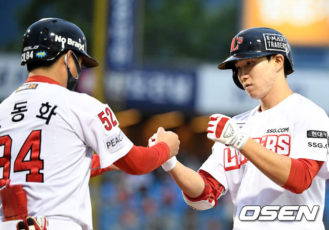 6회초 1사 3루에서 SSG 박성한이 1타점 적시타를 날리고 조동화 코치와 주먹을 맞대고 있다. 2021.05.29 /jpnews@osen.co.kr