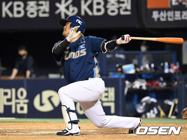 23일 오후 서울 잠실야구장에서 ’2021 신한은행 SOL KBO 리그' 두산 베어스와 NC 다이노스의 경기가 열렸다.9회초 1사에서 NC 박석민이 좌월 솔로 홈런을 치고 있다. /sunday@osen.co.kr