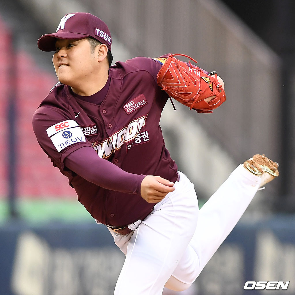 29일 오후 서울 잠실야구장에서 ‘2021 신한은행 SOL KBO리그’ LG 트윈스와 키움 히어로즈의 경기가 열렸다.1회말 LG 타선을 상대로 키움 선발 한현희가 힘차게 공을 뿌리고 있다. 2021.05.29 / dreamer@osen.co.kr