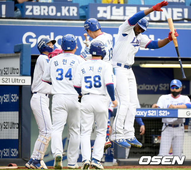 29일 오후 대구 삼성라이온즈파크에서 ‘2021 신한은행 SOL KBO리그’ 삼성 라이온즈와 두산 베어스의 경기가 열렸다.2회말 무사 1, 2루 삼성 박해민이 3점 홈런을 날린 뒤 홈에서 동료 선수들과 기쁨을 나누고 있다. 21.05.29 /ksl0919@osen.co.kr