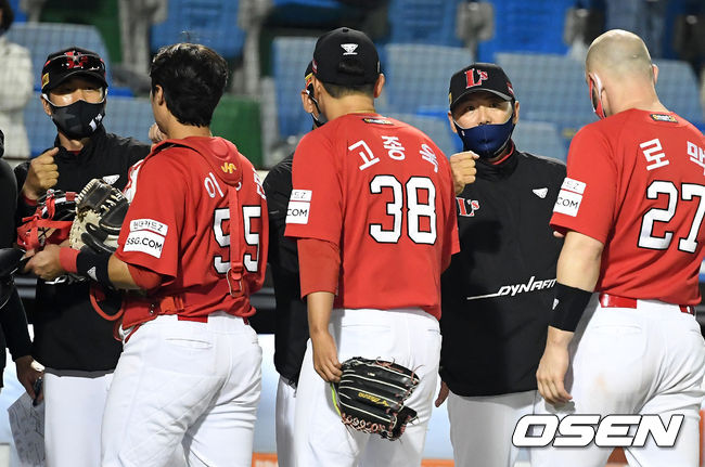 SSG 김원형 감독이 선수들과 승리 하이파이브를 하고 있다. 2021.05.28 /jpnews@osen.co.kr