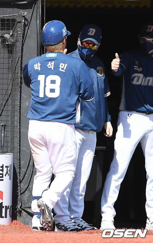 9일 오후 경기도 수원시 수원kt위즈파크에서 ‘2021 신한은행 SOL KBO 리그’ KT 위즈와 NC 다이노스의 DH1 경기가 열렸다.4회초 2사 주자 1,2루 NC 박석민이 중월 스리런 홈런을 날린 후 덕아웃에서 이동욱 감독과 하이파이브를 하고 있다./rumi@osen.co.kr