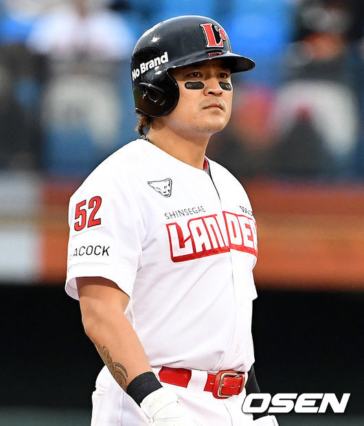 SSG 추신수를 비롯한 선수들이 김태균의 등번호 52번을 어깨에 부착하고 경기를 펼치고 있다. 2021.05.29 /jpnews@osen.co.kr