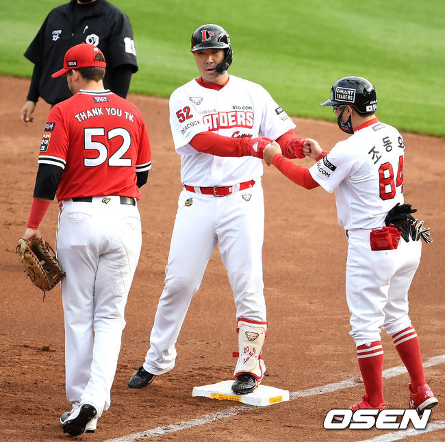 2회초 2사 2루에서 SSG 이재원이 선제 1타점 적시타를 날리고 조동화 코치와 기뻐하고 있다. 2021.05.29 /jpnews@osen.co.kr