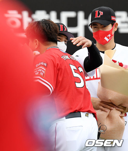 한화 김태균이 SSG 추신수, 이태양의 꽃다발을 건네 받으며 인사를 나누고 있다. 2021.05.29 /jpnews@osen.co.kr