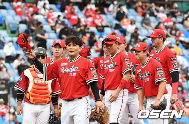 29일 오후 대전 한화생명이글스파크에서 KBO리그 역대 최고 우타자로 활약한 한화 ‘레전드' 김태균의 등번호 52번 영구결번식과 은퇴식이 열렸다.김태균은 이날 SSG와의 경기에서 4번타자 1루수로 선발 라인업에 이름을 올렸다. 올해부터 KBO에 신설된 은퇴 경기 특별 엔트리의 첫 선수로 경기에 나섰다. 1회초 경기 시작과 동시에 대수비로 교체. 김태균이 교체되며 팬들에 인사를 하고 있다. 2021.05.29 /jpnews@osen.co.kr