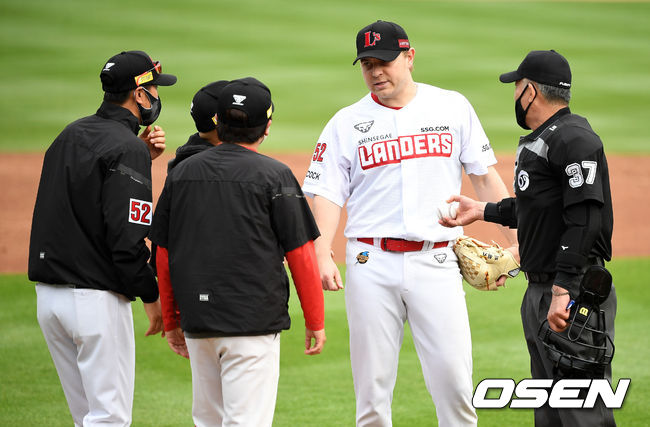 2회말 수비를 앞두고 SSG 르위키가 교체되고 있다. 2021.05.29 /jpnews@osen.co.kr