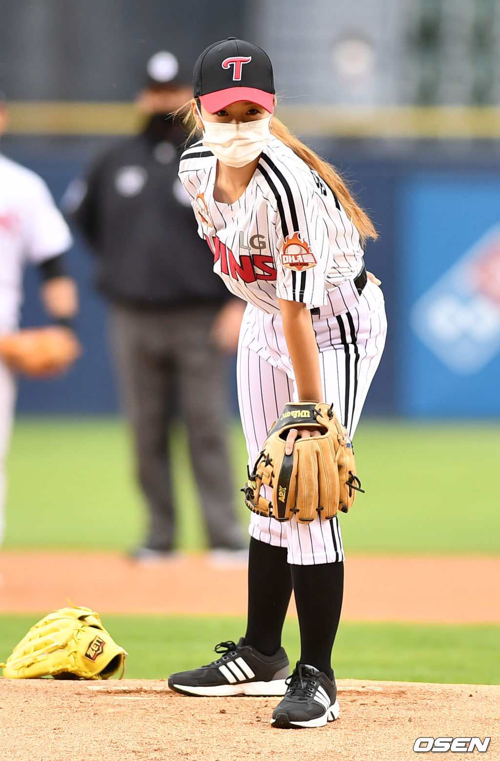 시구자로 나선 걸그룹 에이핑크 윤보미가 시포자 개그우먼 김민경과 사인을 교환하고 있다. 2021.05.29 / dreamer@osen.co.kr