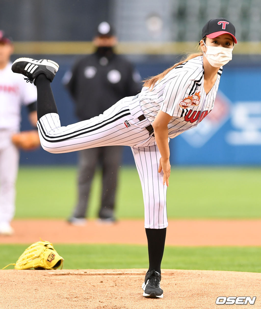 시구자로 나선 걸그룹 에이핑크 윤보미가 힘차게 공을 던지고 있다. 2021.05.29 / dreamer@osen.co.kr