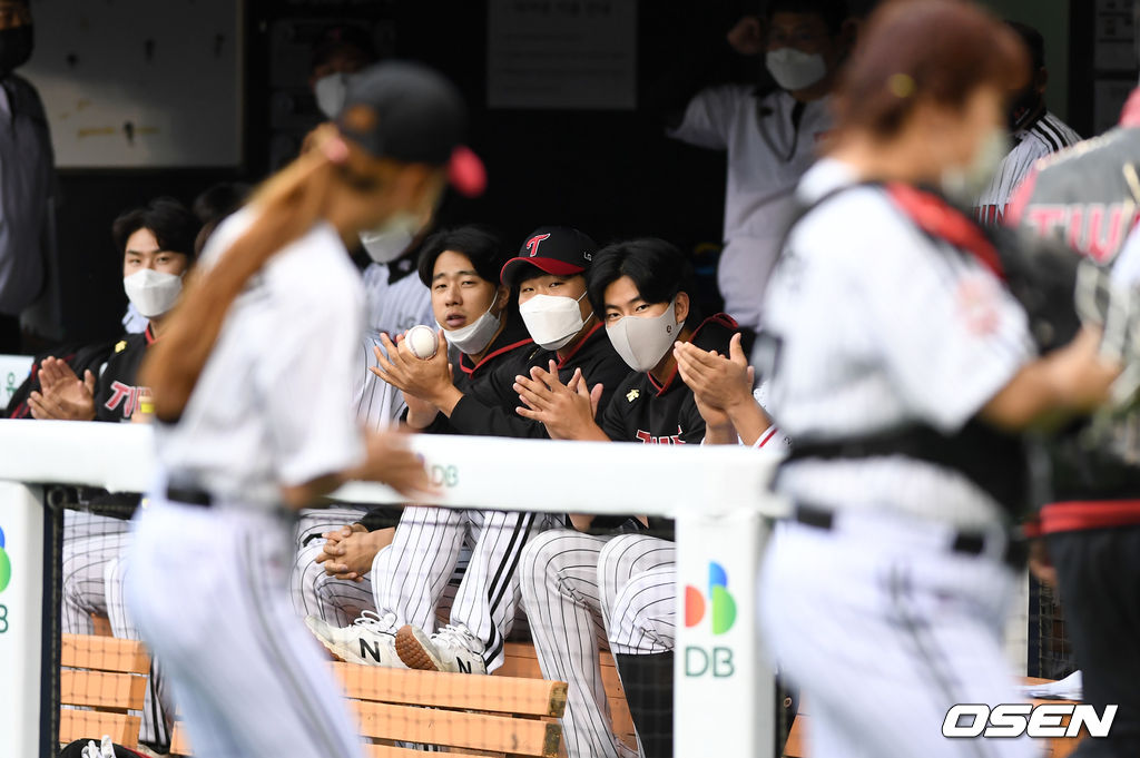 시구자로 나선 걸그룹 에이핑크 윤보미와 시포자로 나선 개그우먼 김민경을 향해 LG 더그아웃 선수들이 박수를 보내고 있다. 2021.05.29 / dreamer@osen.co.kr