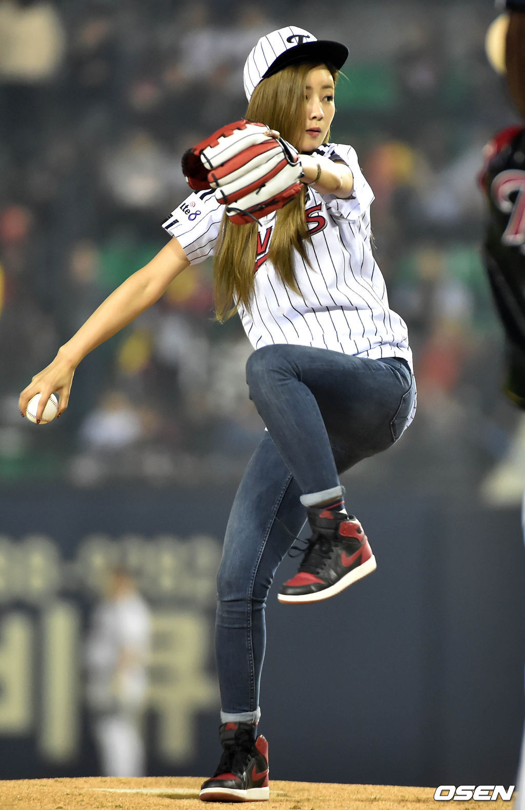 30일 오후 서울 잠실구장에서 열리는 '2014 한국야쿠르트 세븐 프로야구' 포스트시즌 플레이오프 3차전 LG 트윈스와 넥센 히어로즈의 경기에 앞서 에이핑크 윤보미가  멋진 폼으로 시구를 하고  있다./spjj@osen.co.kr