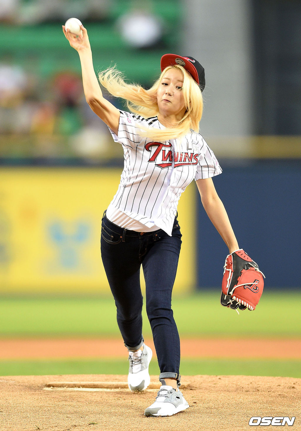 15년 시구하는 에이핑크 윤보미. / sunday@osen.co.kr