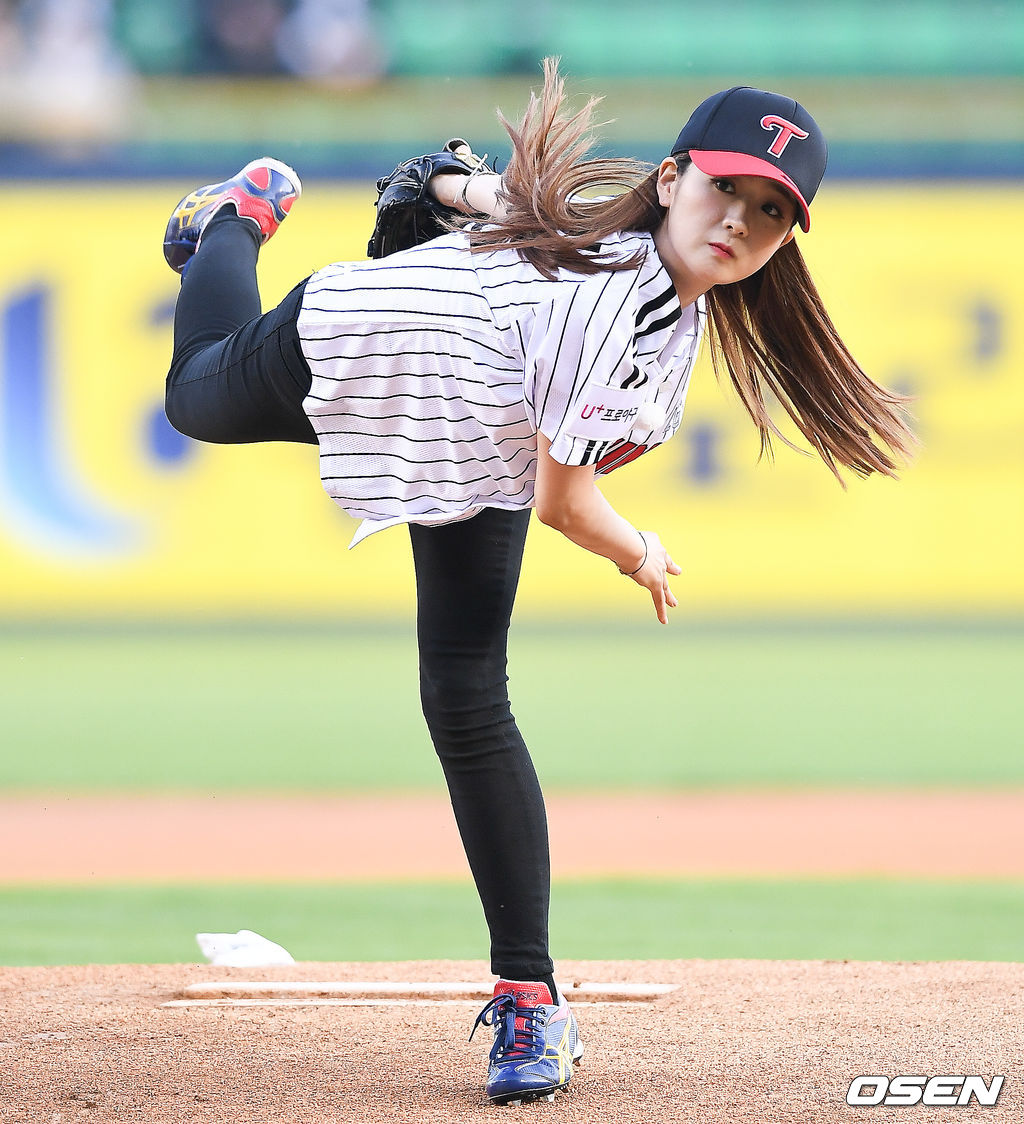 10일 오후 서울 잠실야구장에서 열린  '2018 신한은행 MYCAR KBO리그' LG 트윈스와 롯데 자이언츠의 경기에 앞서 에이핑크 윤보미가 시구를 하고 있다.  / soul1014@osen.co.kr