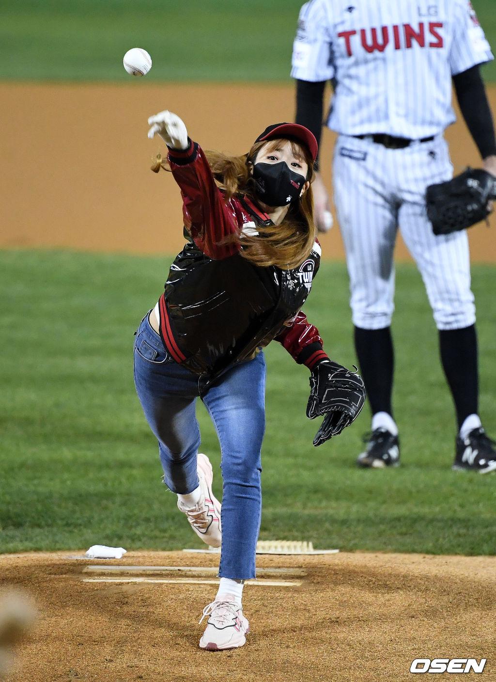 2020 준PO 2차전 걸그룹 에이핑크 윤보미가 시구를 하고 있다. /jpnews@osen.co.kr