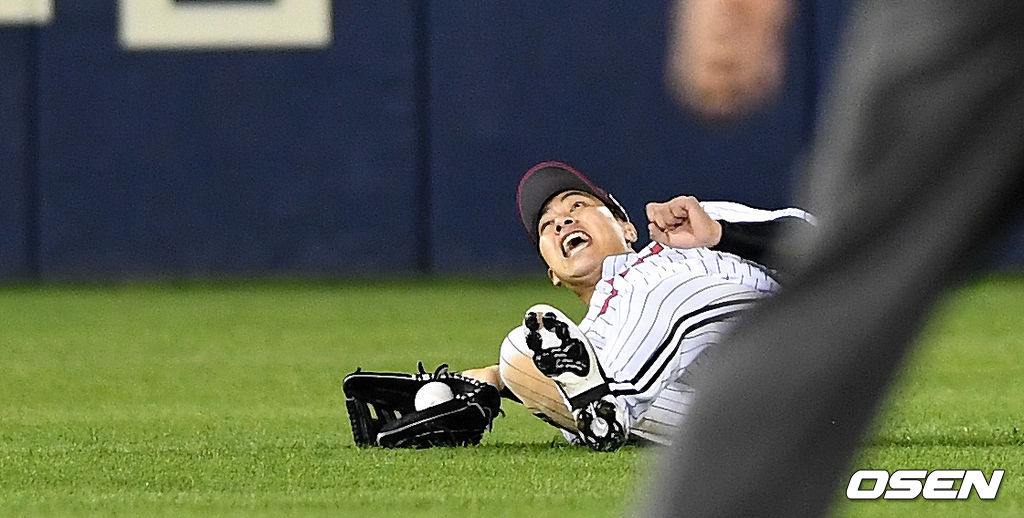 9회초 무사 1, 4루 상황 키움 송우현의 달아나는 1타점 적시타 때 LG 좌익수 이천웅이 타구를 쫓아봤지만 글러브에 닿은 뒤 포구에 실패하고 있다. 2021.05.29 / dreamer@osen.co.kr