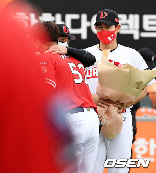 한화 김태균이 SSG 추신수, 이태양의 꽃다발을 건네 받으며 인사를 나누고 있다. 2021.05.29 /jpnews@osen.co.kr