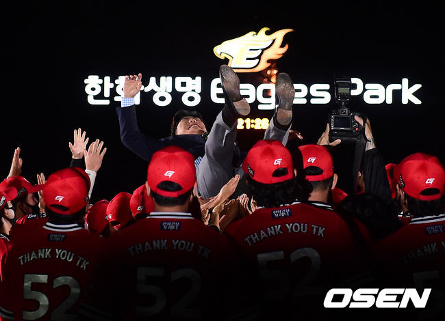 김태균이 후배 선수들에게 헹가래를 받으며 기뻐하고 있다. 2021.05.29 /jpnews@osen.co.kr