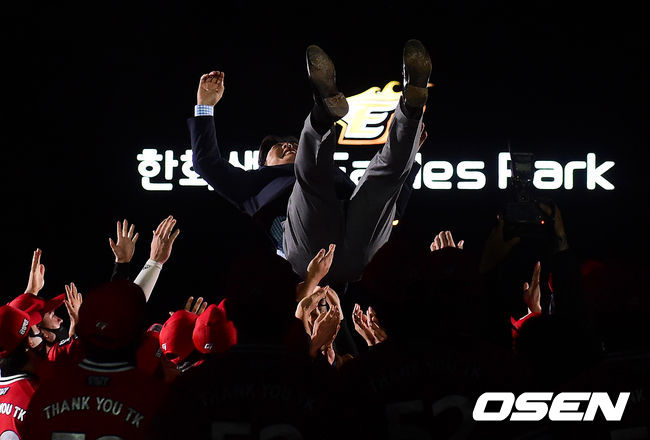 김태균이 후보 선수들에게 헹가레를 받으며 기뻐하고 있다. 2021.05.29 /jpnews@osen.co.kr