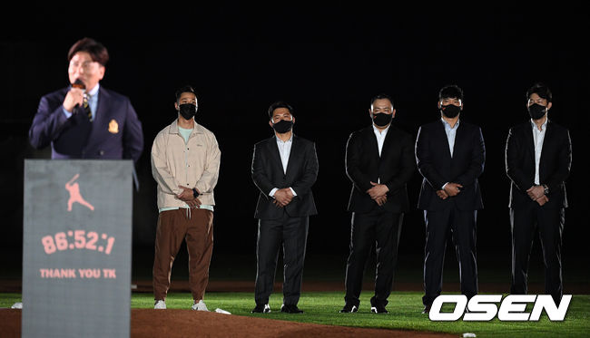 김태균이 윤규진, 양성우, 송창식, 최진행, 김회성과 은퇴식을 함께하고 있다. 2021.05.29 /jpnews@osen.co.kr