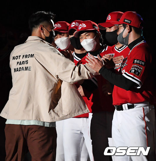 은퇴한 윤규진이 참석해 동료 선수들과 인사를 나누고 있다. 2021.05.29 /jpnews@osen.co.kr