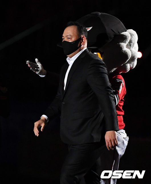 은퇴한 송창식이 참석해 그라운드에 들어서고 있다. 2021.05.29 /jpnews@osen.co.kr