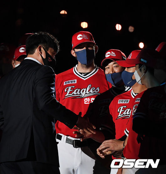 은퇴한 최진행이 참석해 동료 선수들과 인사를 나누고 있다. 2021.05.29 /jpnews@osen.co.kr