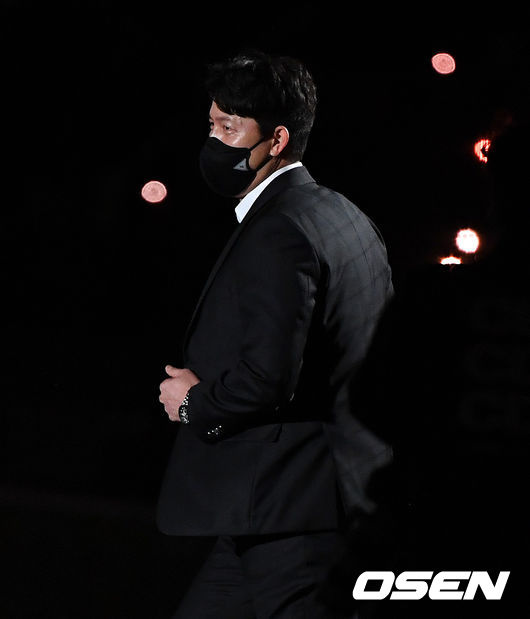 은퇴한 김회성이 참석해 그라운드에 들어서고 있다. 2021.05.29 /jpnews@osen.co.kr