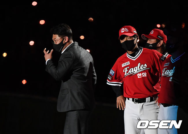 은퇴한 양성우가 참석해 동료 선수들과 인사를 나누고 있다. 2021.05.29 /jpnews@osen.co.kr