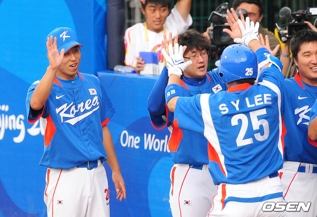 윤석민이 2008년 베이징올림픽 결승 쿠바와의 경기서 홈런을 터뜨린 이승엽과 환호하고 있다, /spjj@osen.co.kr