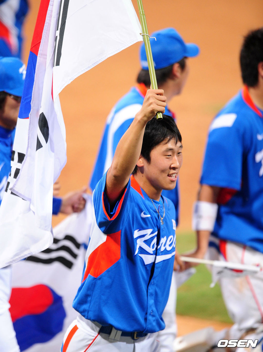 윤석민이 2008년 베이징올림픽에서 금메달을 획득하고 동료들과 함께 태극기를 흔들고 있다, /spjj@osen.co.kr