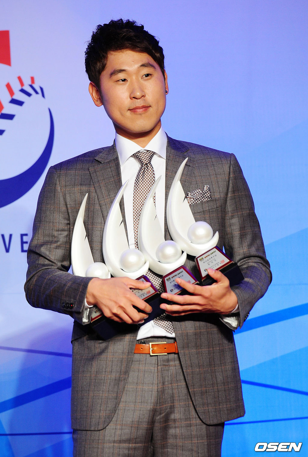 2011년 11월 7일 오후 서울 삼성동 코엑스 인터하모니 볼룸에서 열린 '2011 롯데카드 프로야구' 최우수선수(MVP) 및 최우수신인선수, 부문별 시상식에서 투수 부문 4관왕 윤석민이 수상하고 있다. 2011.11.07 /jpnews@osen.co.kr