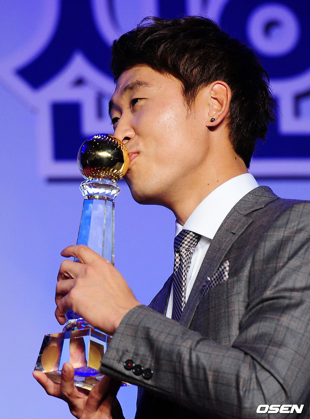 2011년 11월 7일 오후 서울 삼성동 코엑스 인터하모니 볼룸에서 열린 '2011 롯데카드 프로야구' 최우수선수(MVP) 및 최우수신인선수, 부문별 시상식에서 MVP를 차지한 윤석민이 기념촬영을 하고 있다. 2011.11.07 /jpnews@osen.co.kr