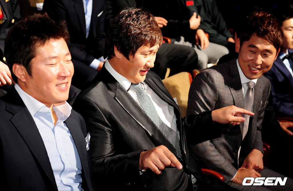 2011년 11월 7일 오후 서울 삼성동 코엑스 인터하모니 볼룸에서 열린 '2011 롯데카드 프로야구' 최우수선수(MVP) 및 최우수신인선수, 부문별 시상식에서 윤석민이 최형우, 이대호와 이야기를 나누고 있다. 2011.11.07 /jpnews@osen.co.kr