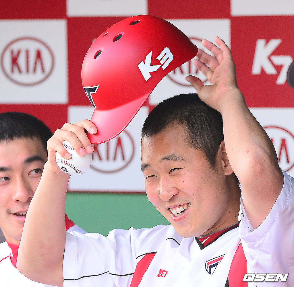 2013년 6월 2일 오후 광주 무등구장에서 2013 한국야쿠르트 세븐프로야구 KIA 타이거즈와 LG 트윈스의 경기가 열릴 예정인 가운데  KIA 윤석민이 삭발한 모습을 감추기 위해 헬멧을 쓰고 있다. 2013.06.02 / rumi@osen.co.kr