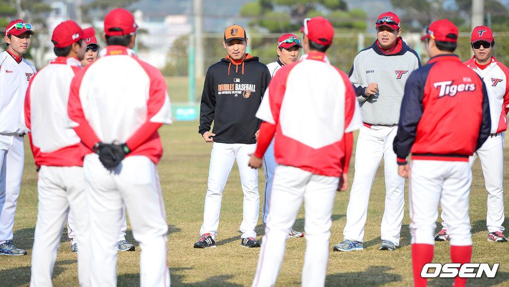 2014년 11월 21일 일본 미야자키현 휴가시 오쿠라가하마 구장에서 진행된 KIA 타이거즈의 2014 마무리훈련에서 볼티모어 소속인 윤석민이 합류해 훈련하고 있다. 2014.11.21 /dreamer@osen.co.kr