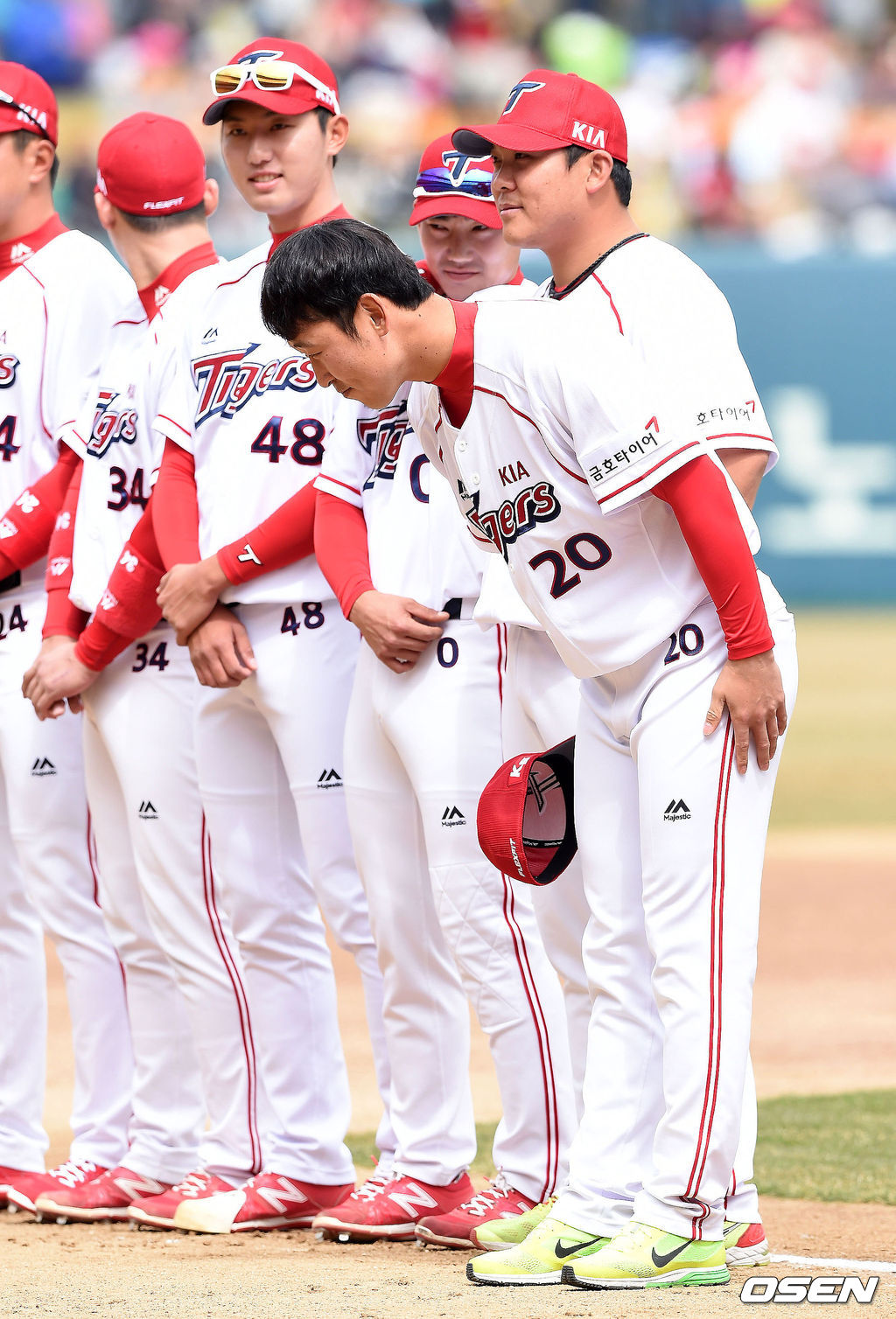 2015년 3월 28일 오후 광주 광주-KIA챔피언스필드에서 '2015 타이어뱅크 KBO 리그' 개막전 KIA와 LG의 경기에 앞서 KIA 윤석민이 팬들에게 인사를 하고 있다. 2015.03.28 /sunday@osen.co.kr