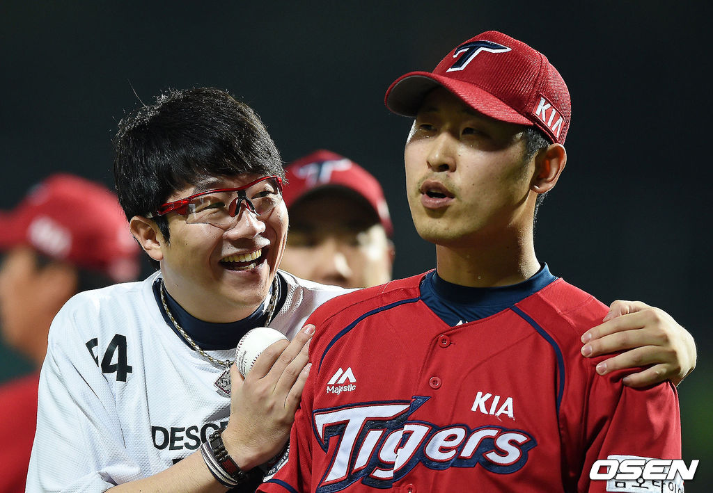 KIA 윤석민이 2015년 9월 2일 청주구장에서 열린 2015 타이어뱅크 KBO리그 한화와 경기에서 세이브를 기록하고 양현종과 승리의 기쁨을 나누고 있다. 2015.09.02 / jpnews@osen.co.kr