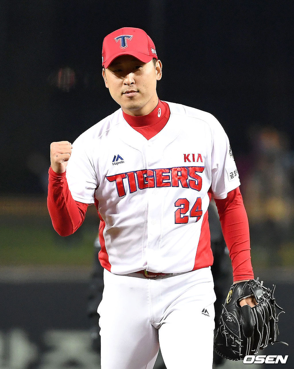 2018년 10월 12일 광주 기아 챔피언스필드에서 열린 '2018신한은행 MYCAR KBO리그' 롯데 자이언츠와의 경기, 9회초 1사 1,2루에서 KIA 윤석민이 롯데 전준우를 병살타로 처리하고 환호하고 있다. 2018.10.12 /sunday@osen.co.kr