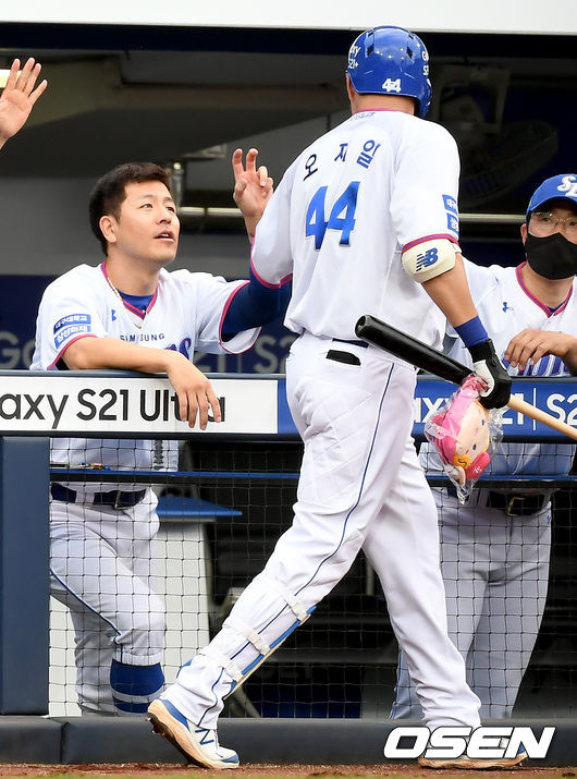 29일 오후 대구 삼성라이온즈파크에서 ‘2021 신한은행 SOL KBO리그’ 삼성 라이온즈와 두산 베어스의 경기가 열렸다.2회말 2사 삼성 오재일이 솔로 홈런을 날린 뒤 더그아웃에서 강민호와 기쁨을 나누고 있다. 21.05.29 /ksl0919@osen.co.kr