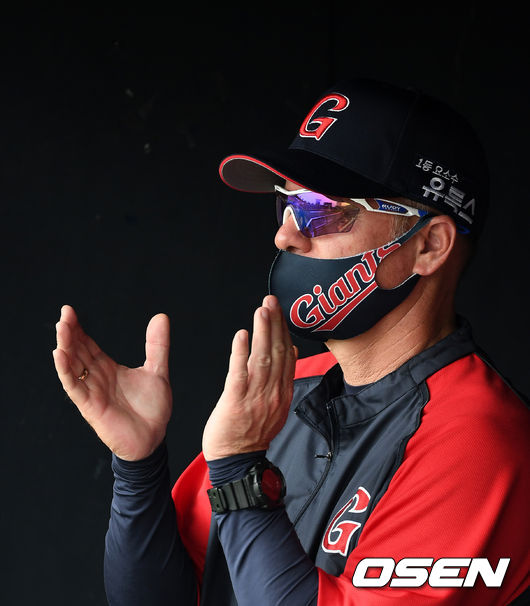 1회초 롯데 서튼 감독이 경기를 지켜보고 있다. /jpnews@osen.co.kr