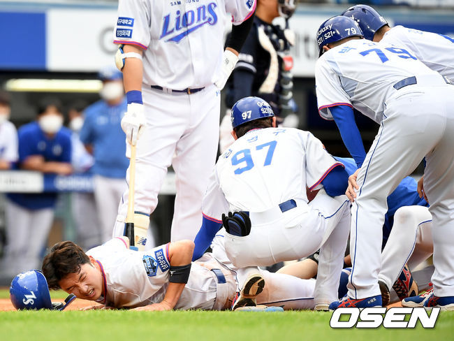 29일 오후 대구 삼성라이온즈파크에서 ‘2021 신한은행 SOL KBO리그’ 삼성 라이온즈와 두산 베어스의 경기가 열렸다.3회말 1사 만루 삼성 강민호의 희생플라이 때 3루 주자 박해민이 득점을 올린 뒤 고통스러워 하고 있다.  21.05.29 /ksl0919@osen.co.kr